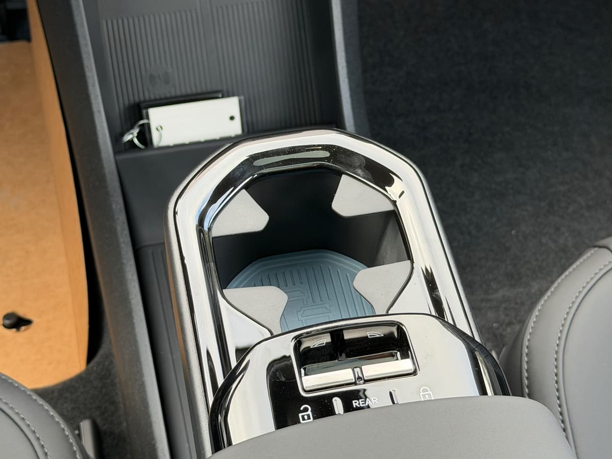 2026 Volvo EX30 - Image 13