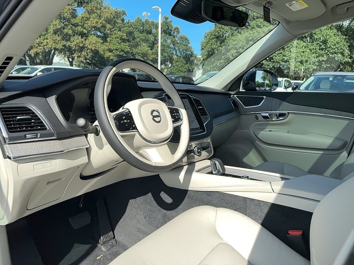 2025 Volvo XC90 plug-in hybrid - Image 11