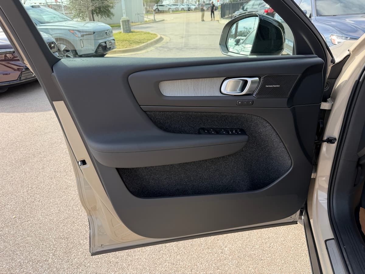 2026 Volvo XC40 - Image 17