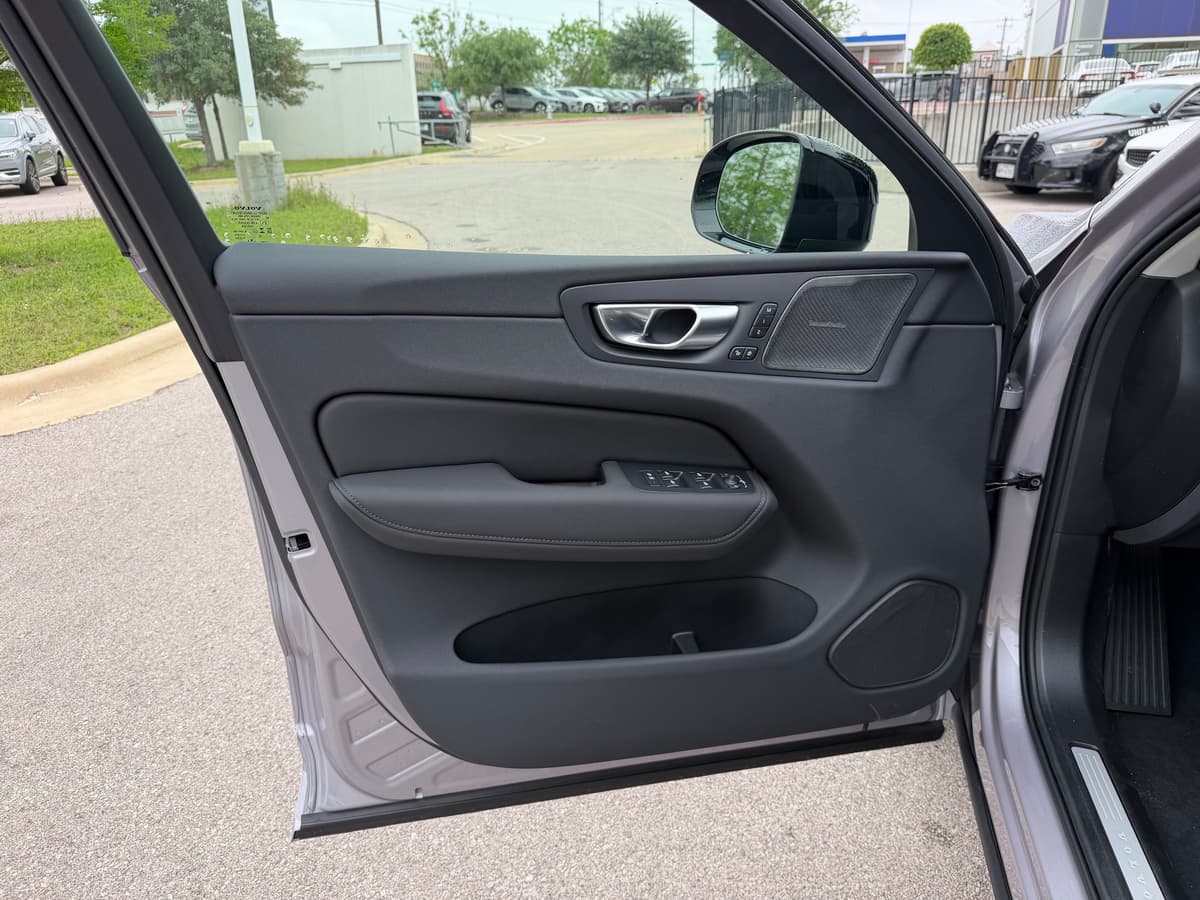 2026 Volvo XC60 - Image 17