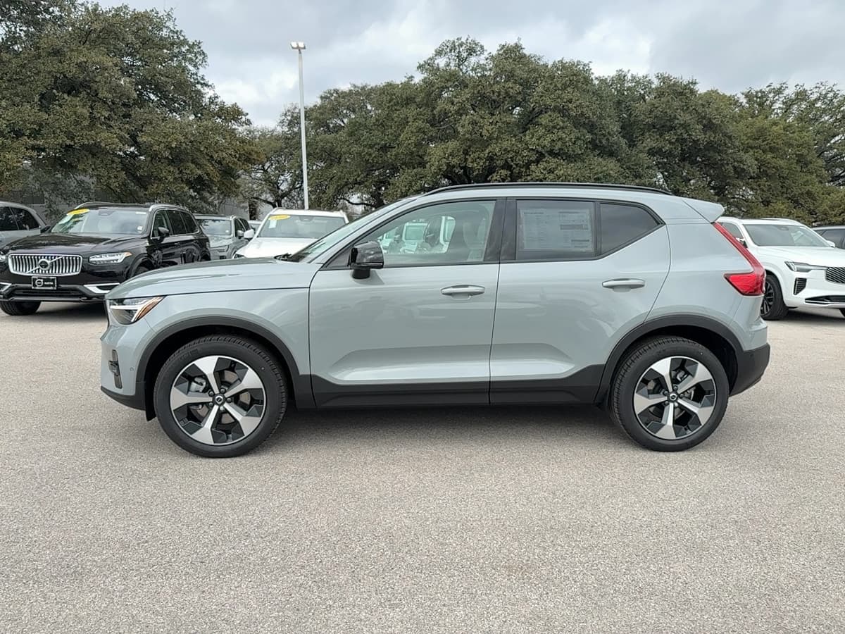 2026 Volvo XC40 - Image 3