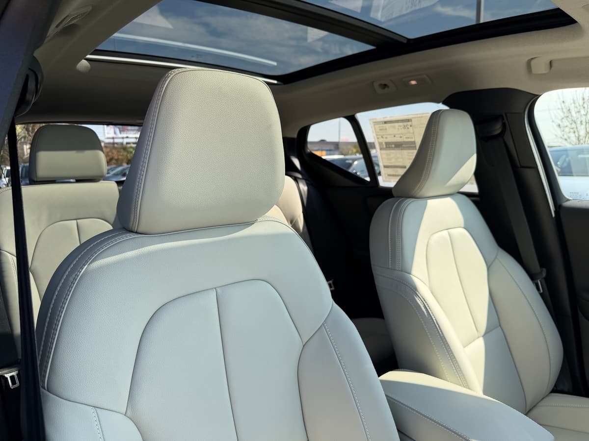 2026 Volvo XC40 - Image 9