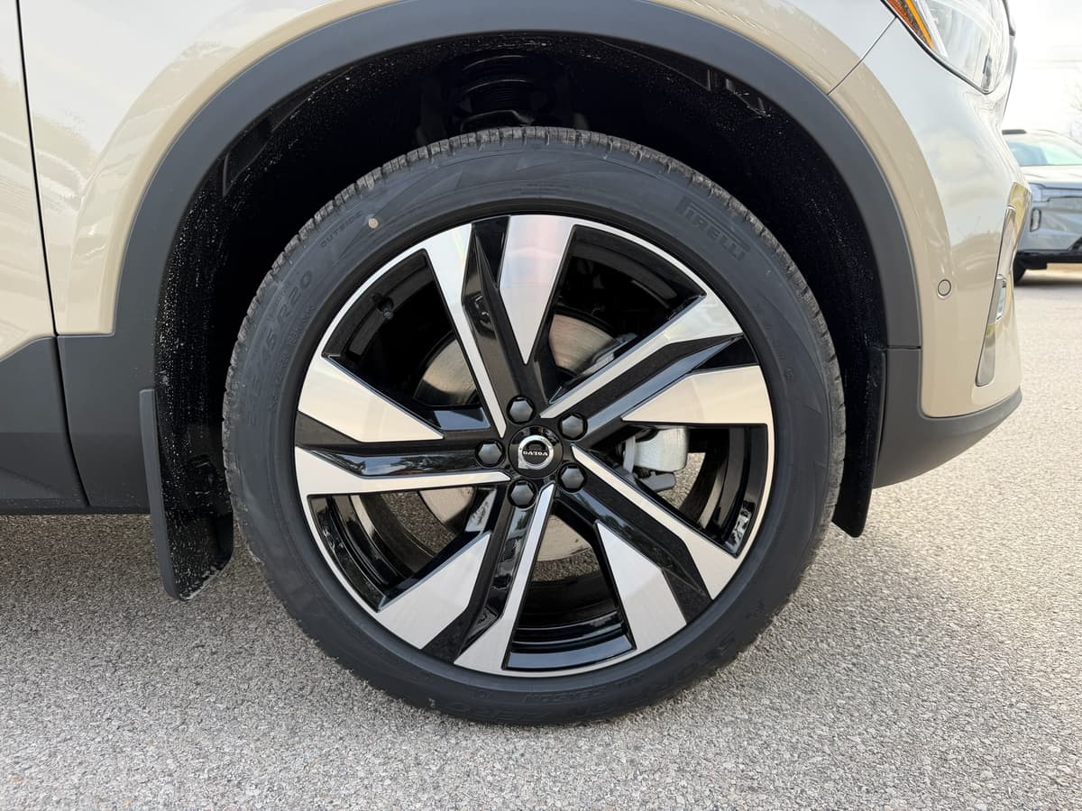 2026 Volvo XC40 - Image 7