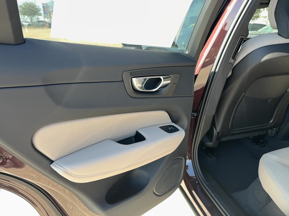 2026 Volvo XC60 - Image 12