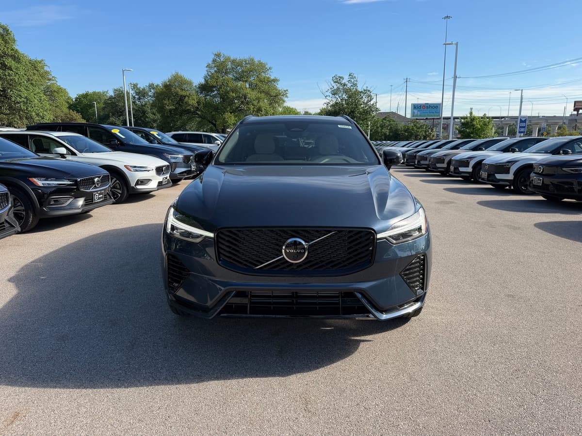 2026 Volvo XC60 plug-in hybrid - Image 6