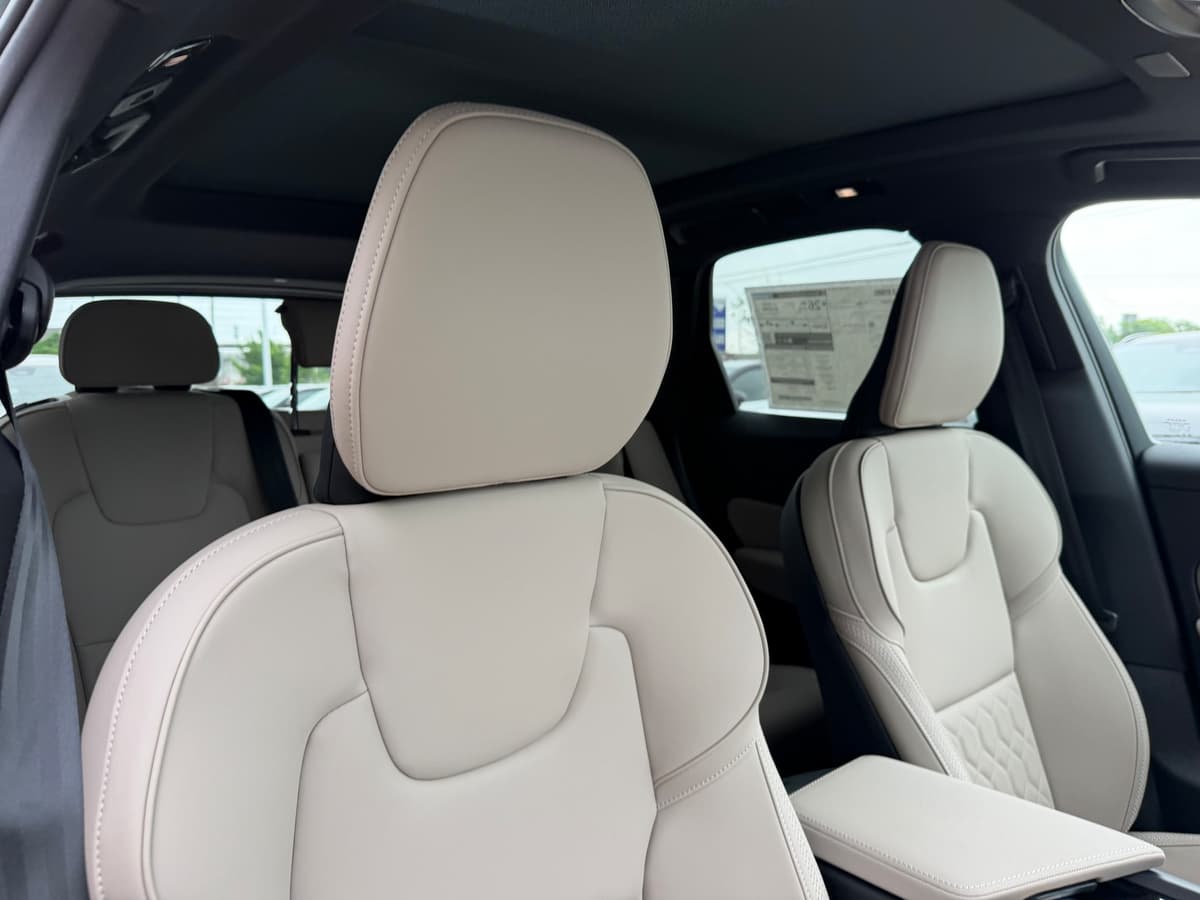 2026 Volvo XC60 - Image 9