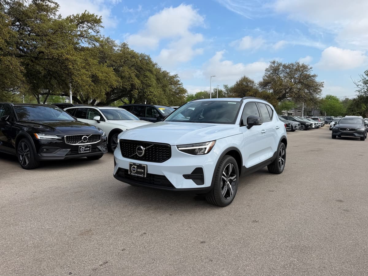 2026 Volvo XC40 - Image 2