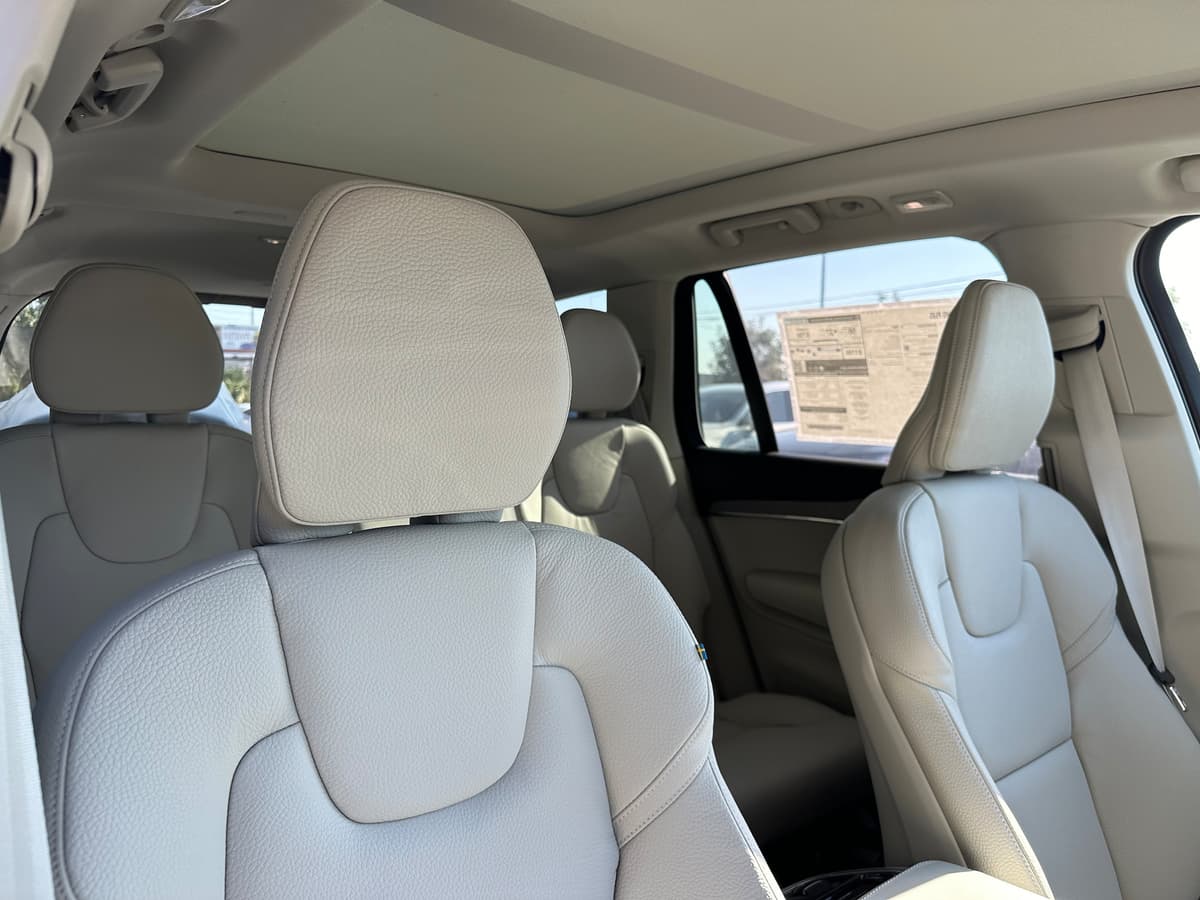 2025 Volvo XC90 plug-in hybrid - Image 9
