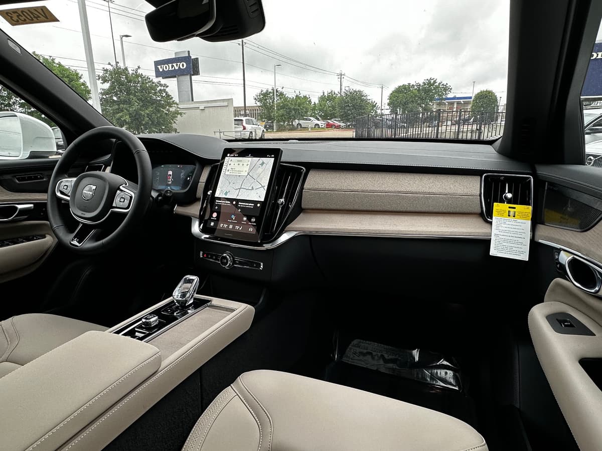 2025 Volvo XC90 plug-in hybrid - Image 11