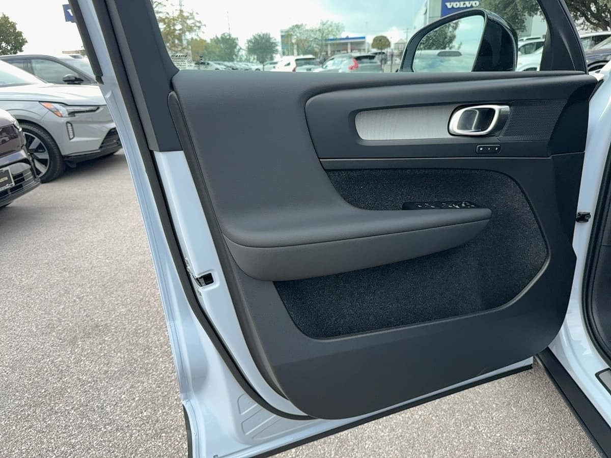 2026 Volvo XC40 - Image 10