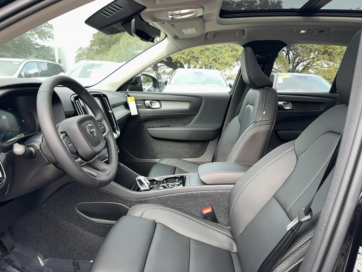 2026 Volvo XC40 - Image 12