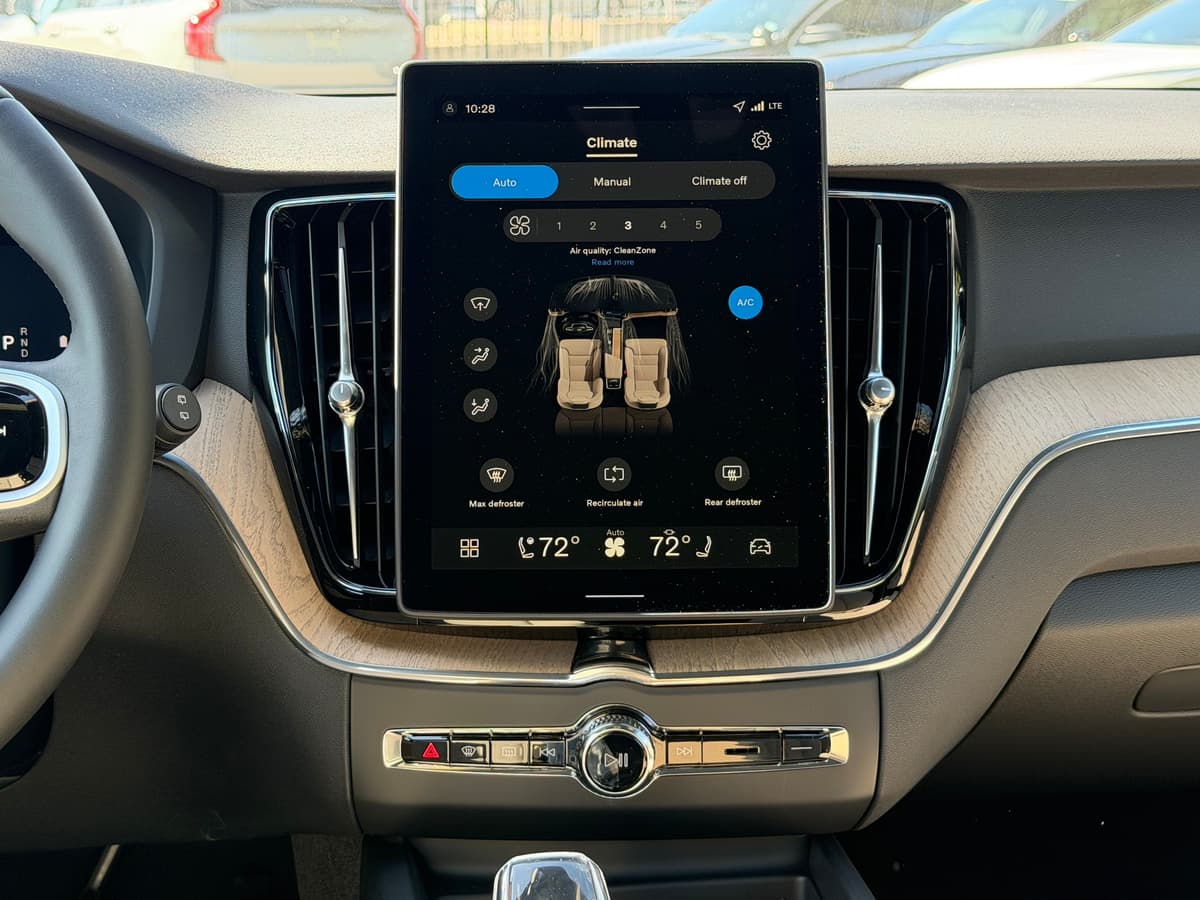 2026 Volvo XC60 - Image 12