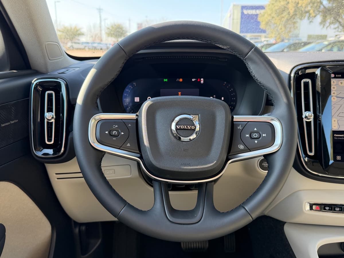 2026 Volvo XC40 - Image 14