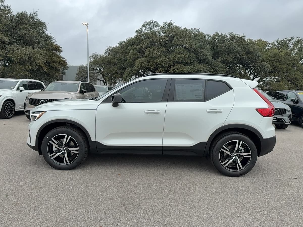 2026 Volvo XC40 - Image 3