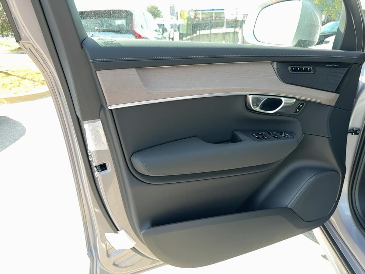 2026 Volvo XC90 plug-in hybrid - Image 10