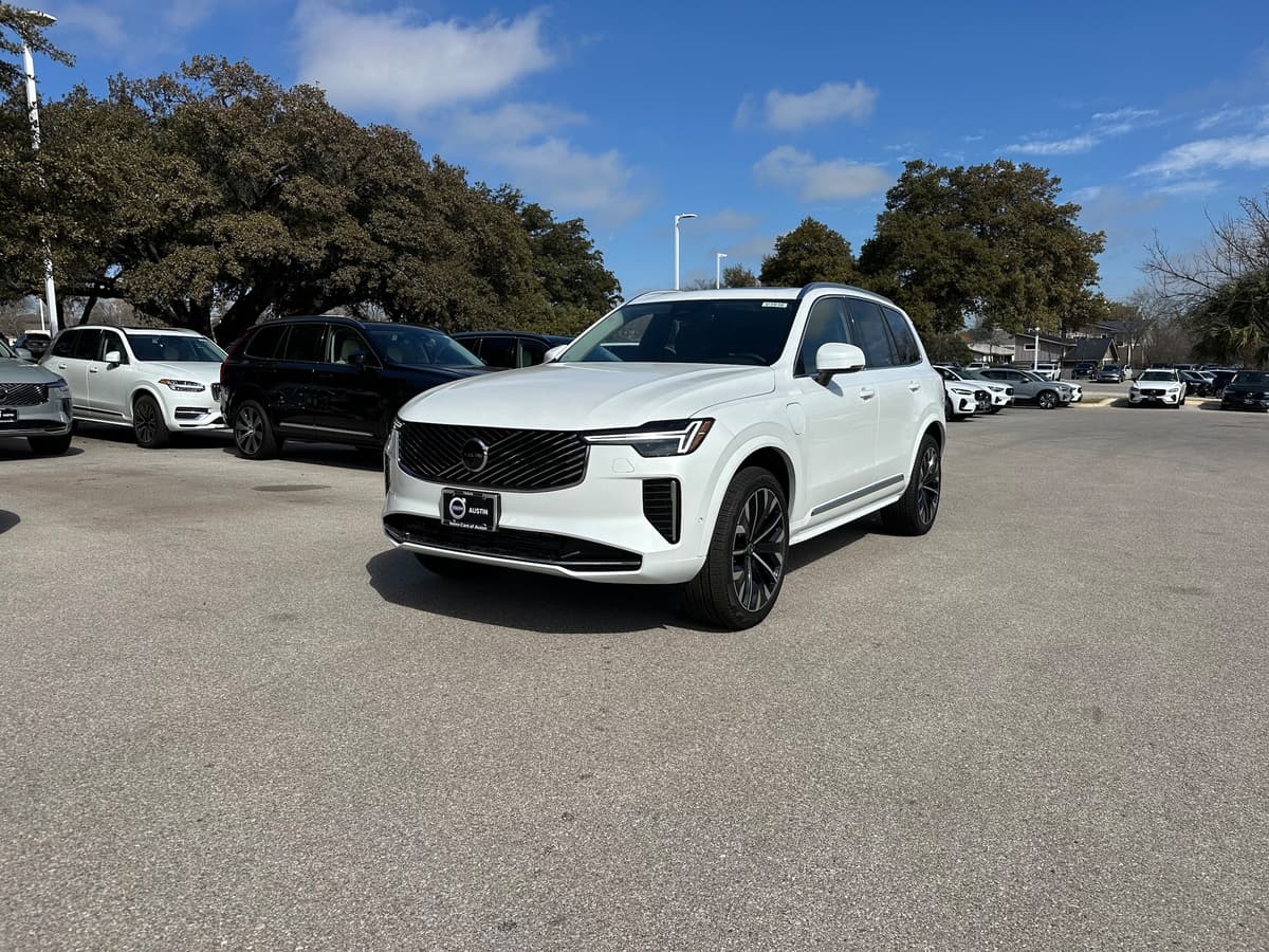 2025 Volvo XC90 plug-in hybrid - Image 2