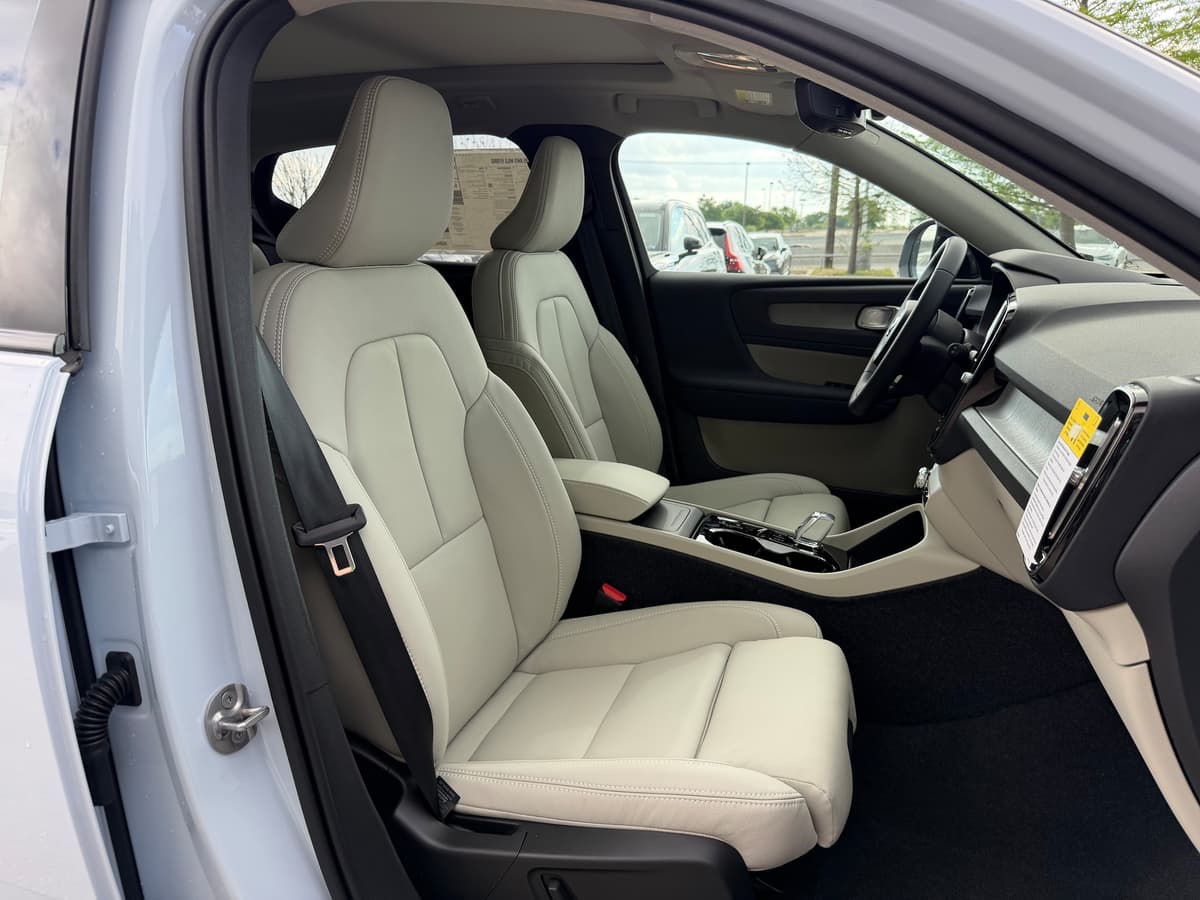 2026 Volvo XC40 - Image 8