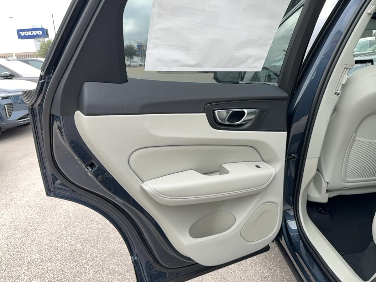 2026 Volvo XC60 - Image 15