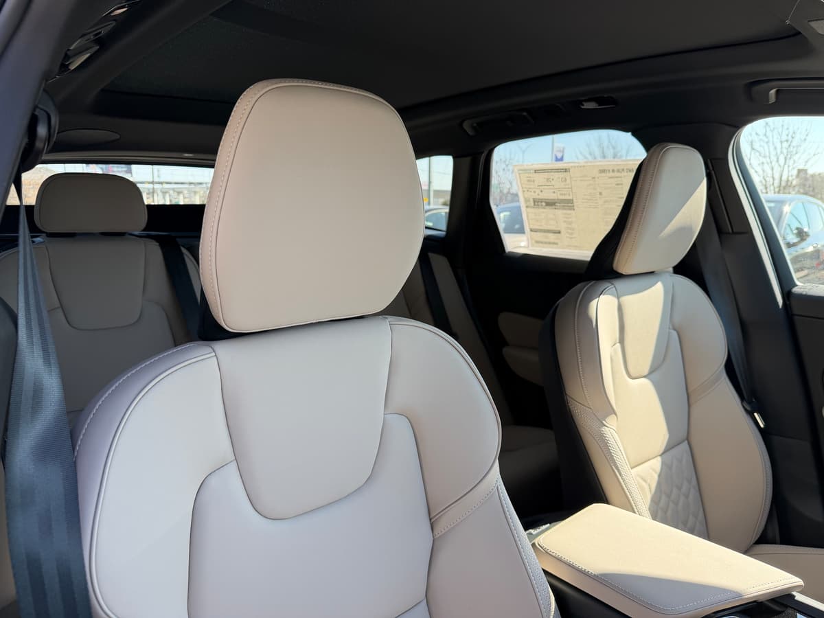 2026 Volvo XC60 plug-in hybrid - Image 7