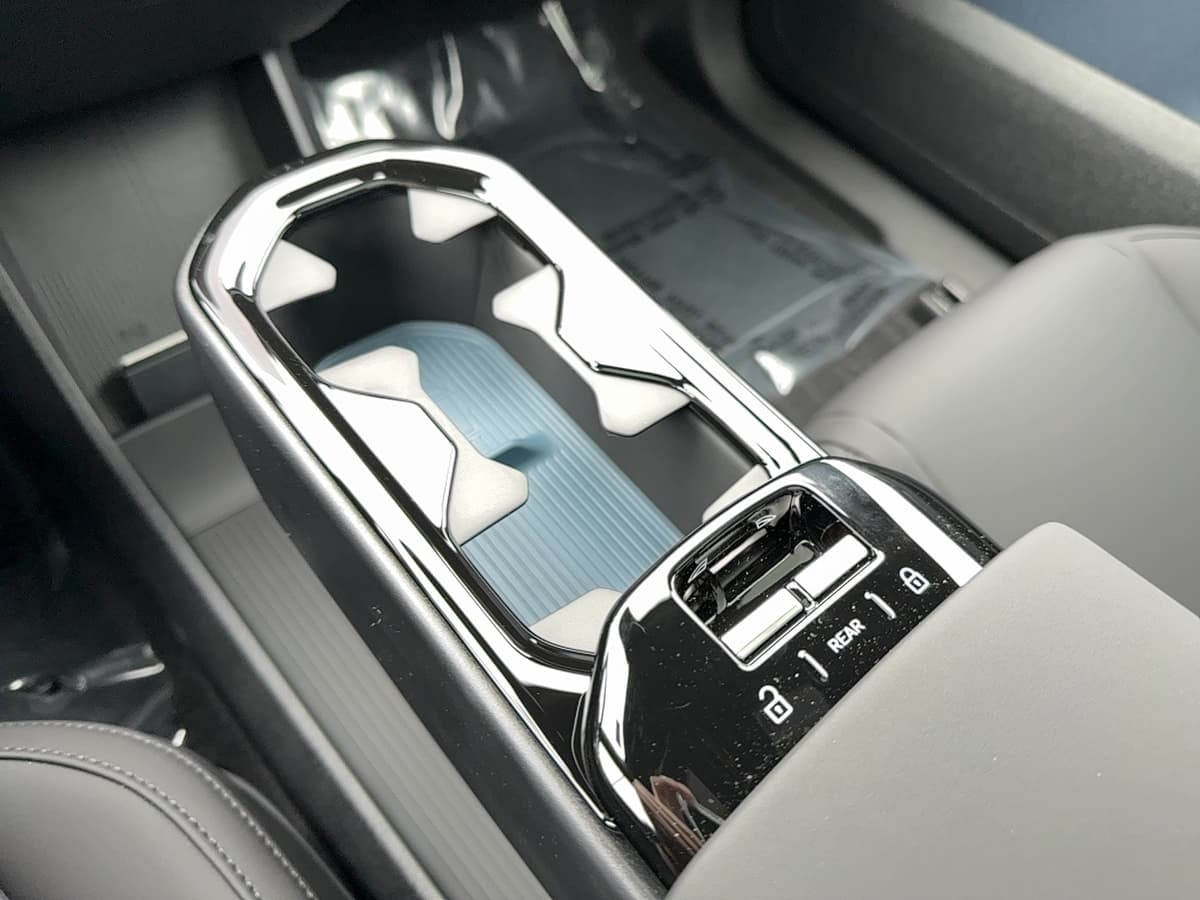 2026 Volvo EX30 - Image 21