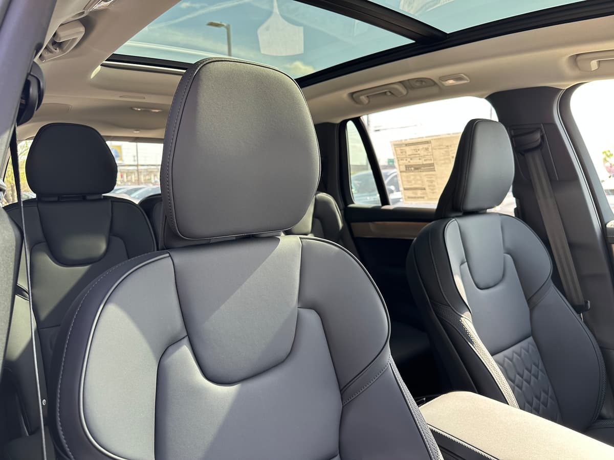 2025 Volvo XC90 plug-in hybrid - Image 9