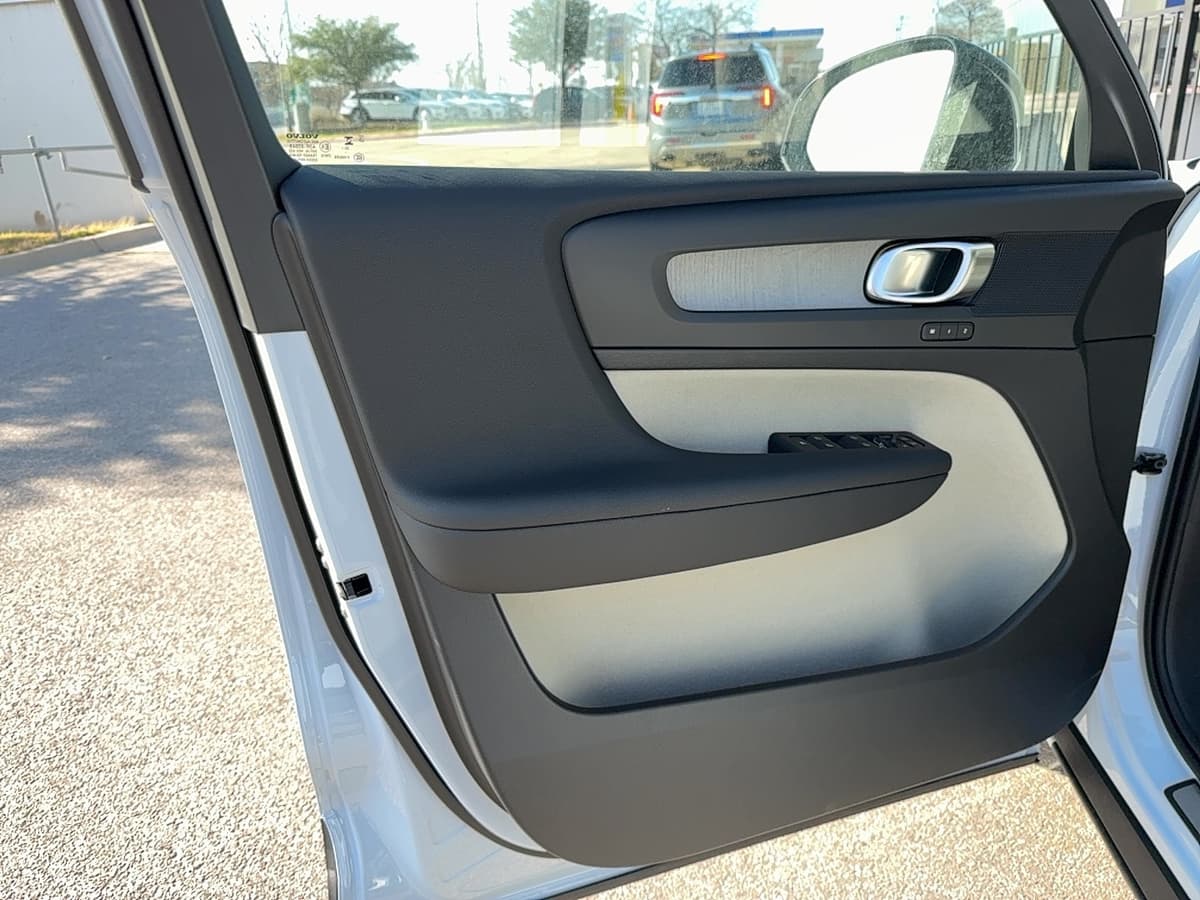 2026 Volvo XC40 - Image 9