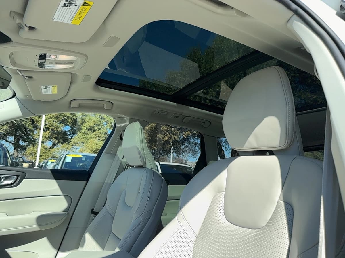 2026 Volvo XC60 - Image 13