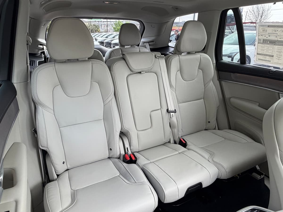2026 Volvo XC90 plug-in hybrid - Image 10