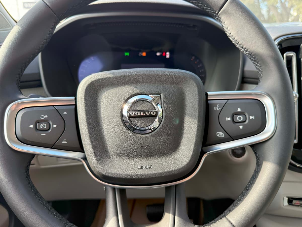 2026 Volvo XC40 - Image 23