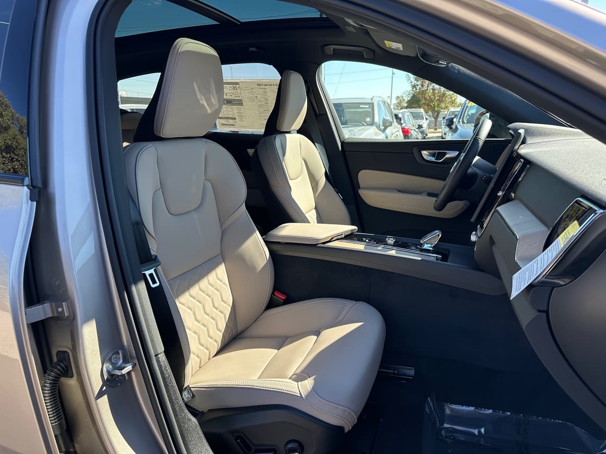 2026 Volvo XC60 - Image 8