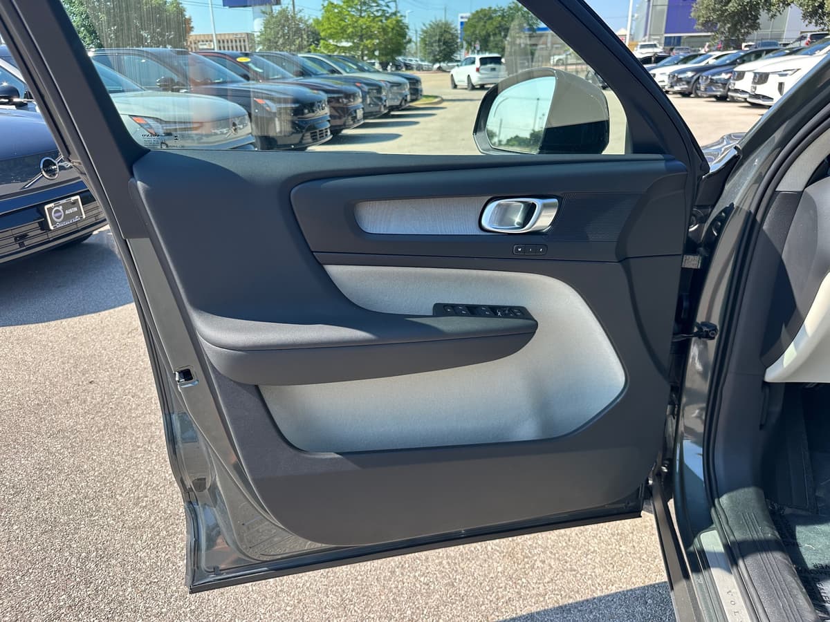 2026 Volvo XC40 - Image 15