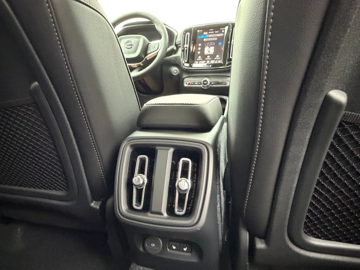 2026 Volvo XC40 - Image 10
