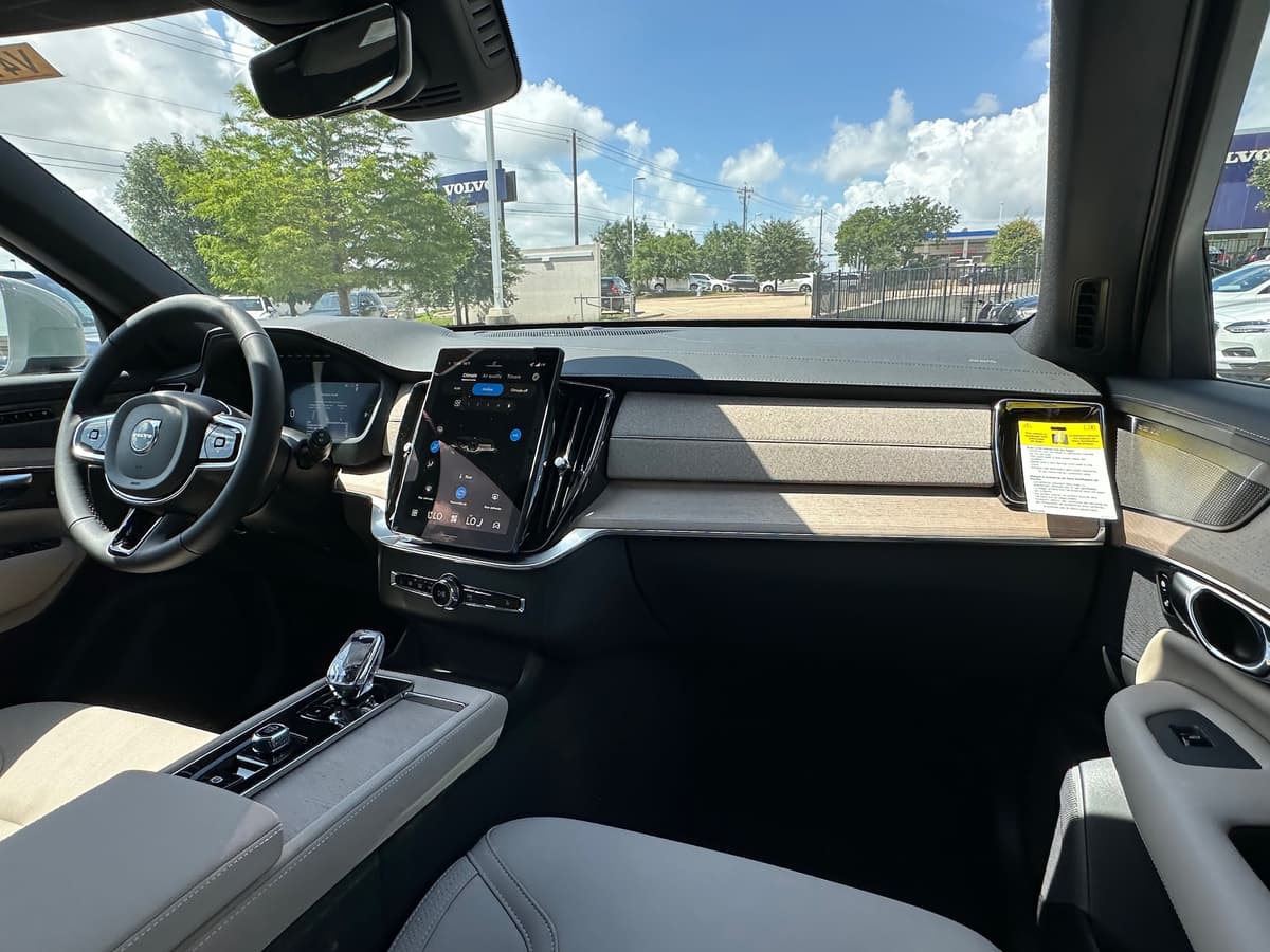 2026 Volvo XC90 plug-in hybrid - Image 11