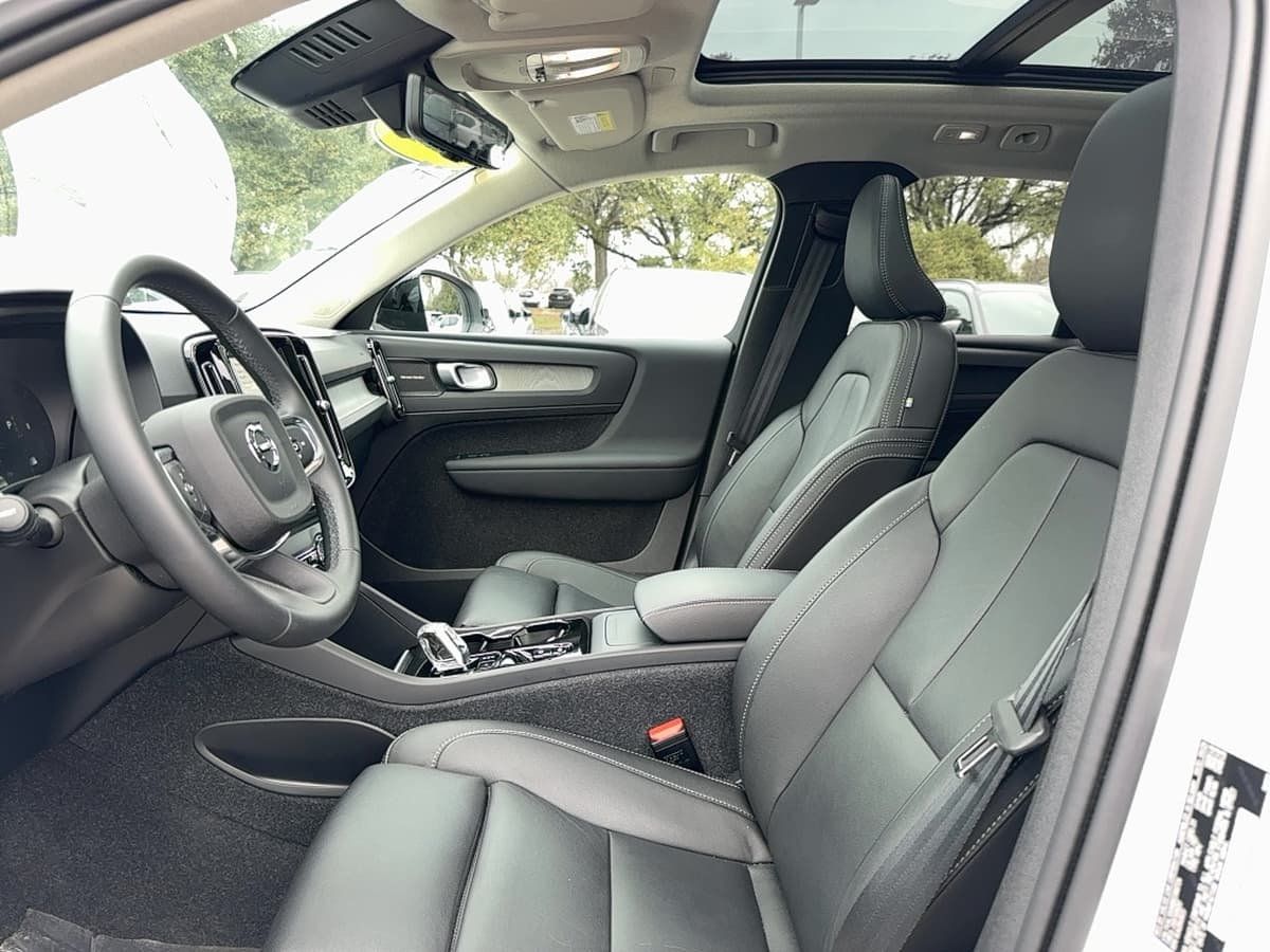 2024 Volvo XC40 - Image 12