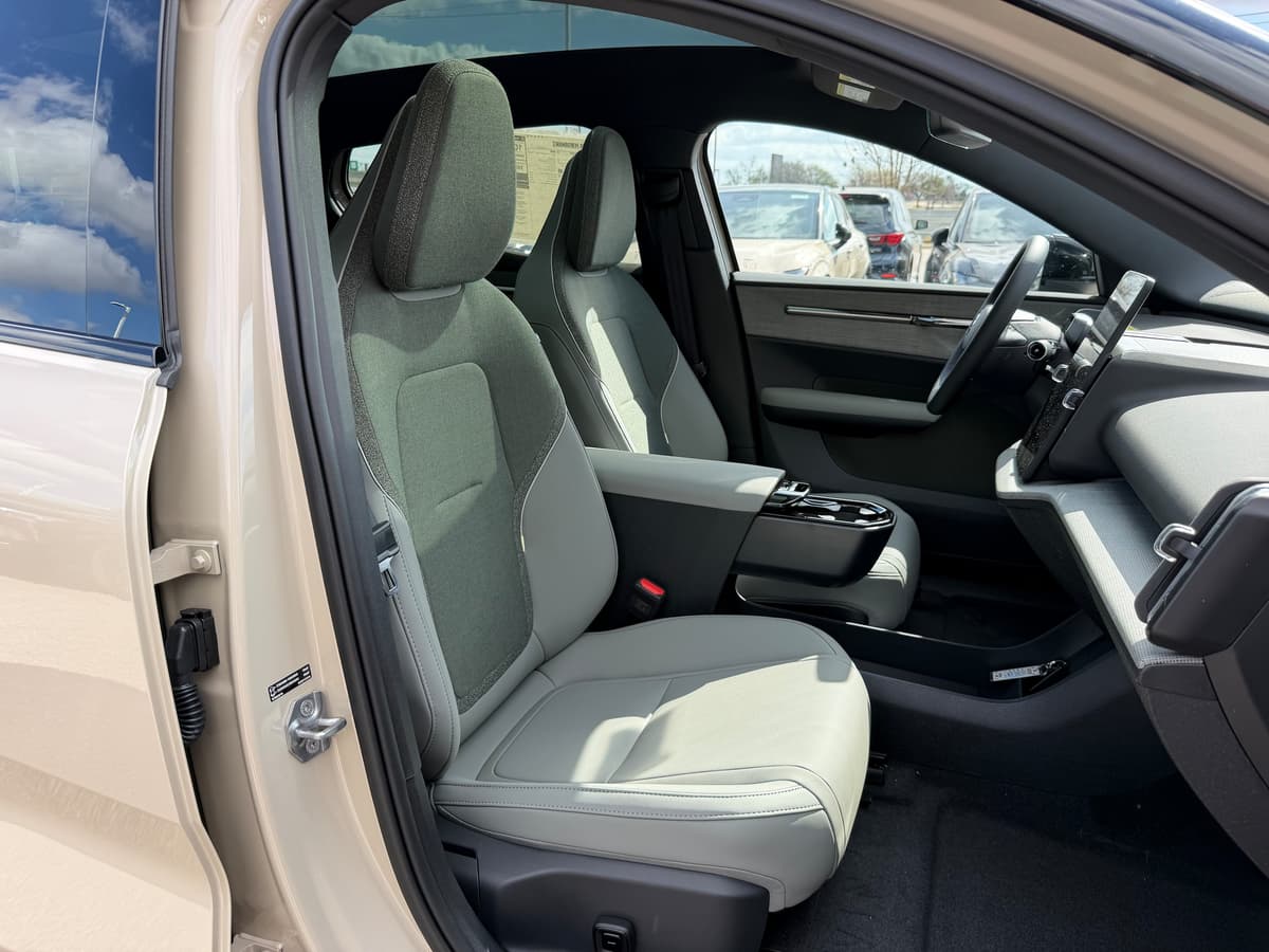 2026 Volvo EX30 - Image 8