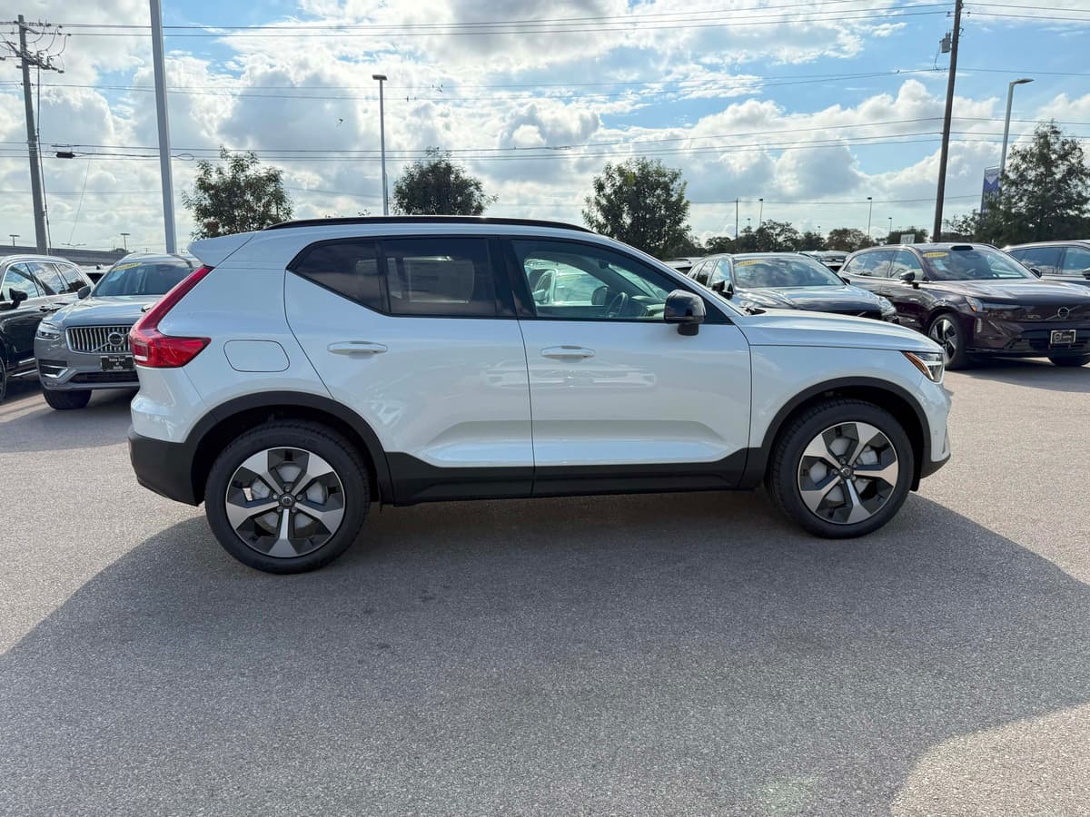 2026 Volvo XC40 - Image 7