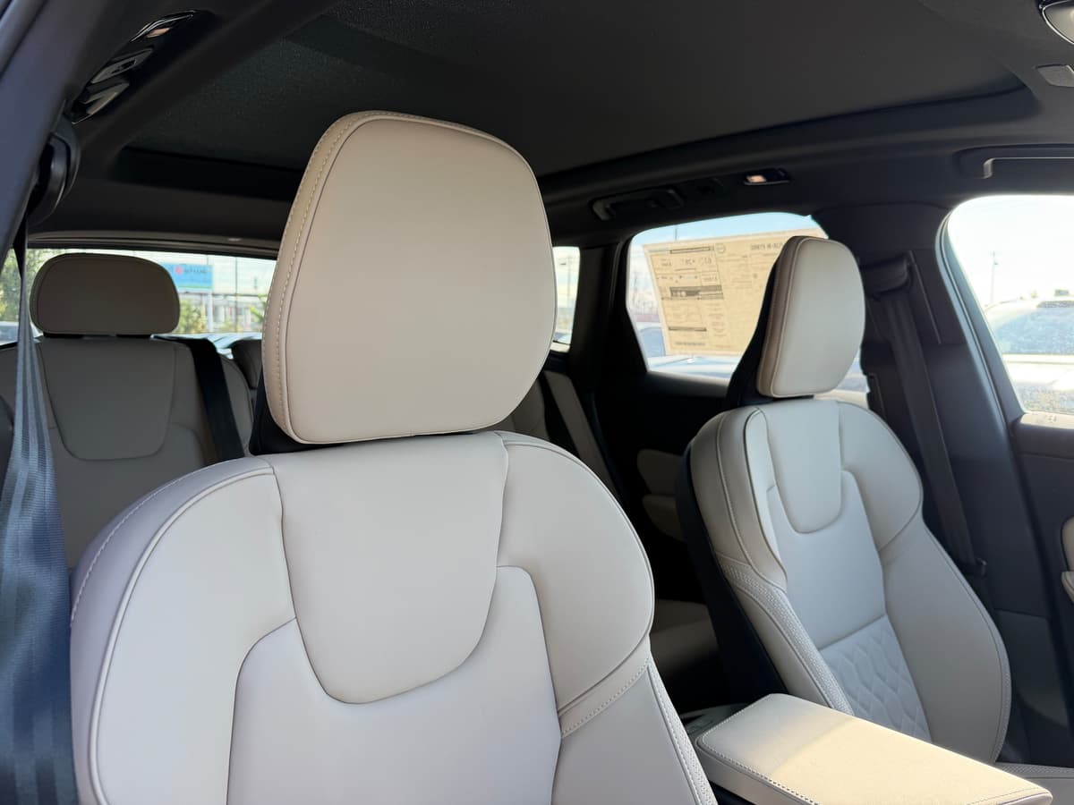 2026 Volvo XC60 plug-in hybrid - Image 9