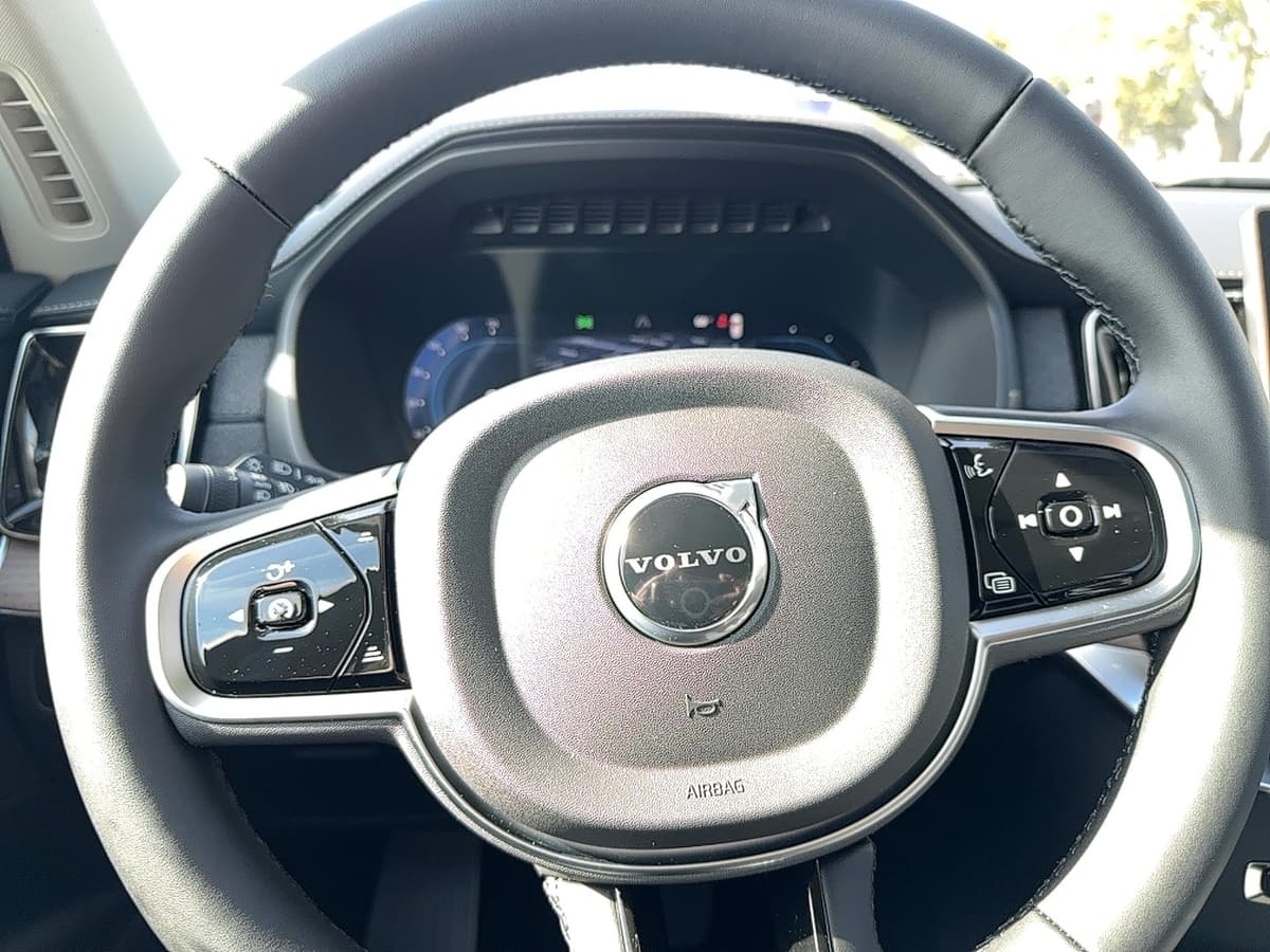 2025 Volvo XC90 plug-in hybrid - Image 18