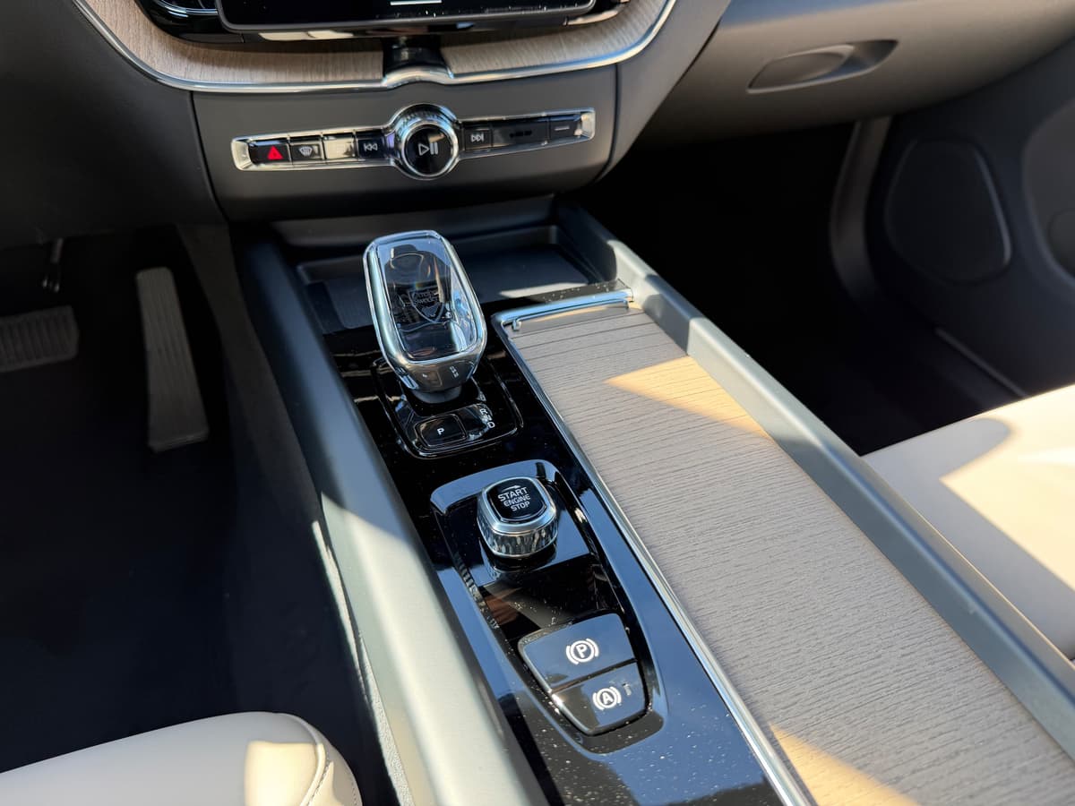 2026 Volvo XC60 plug-in hybrid - Image 11