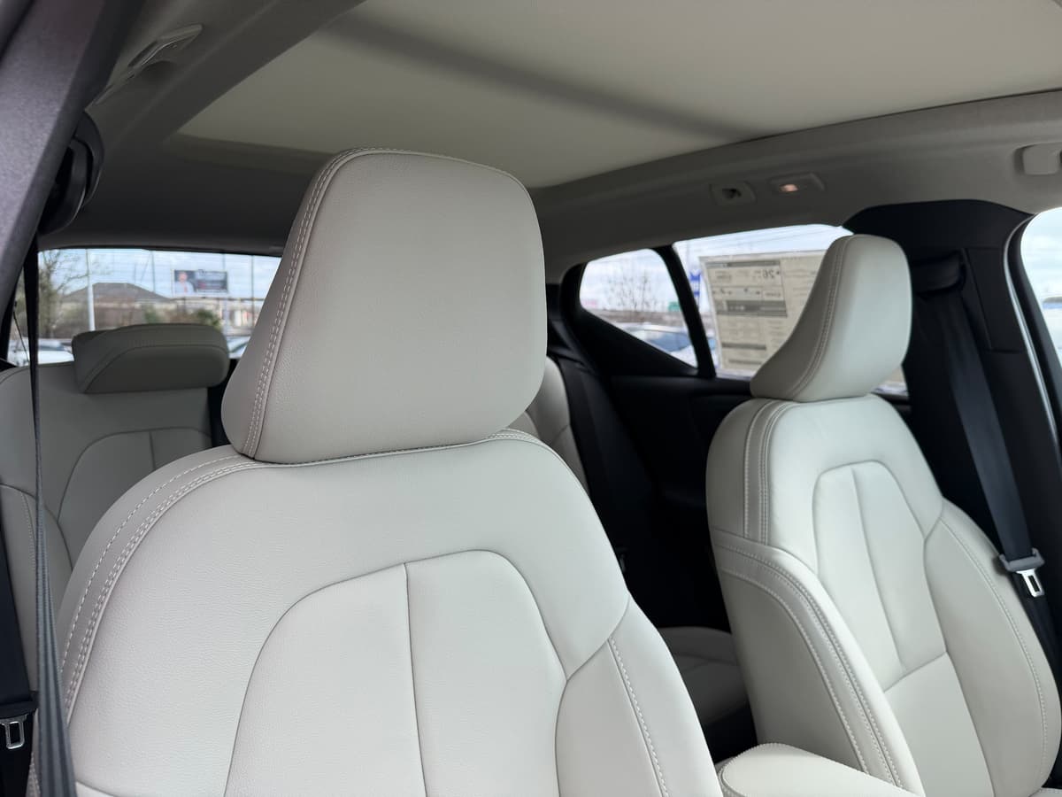 2026 Volvo XC40 - Image 9