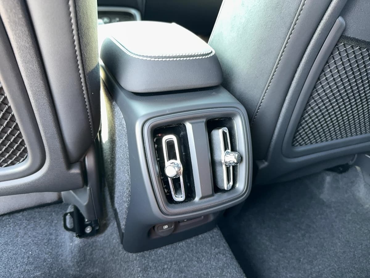 2026 Volvo XC40 - Image 15