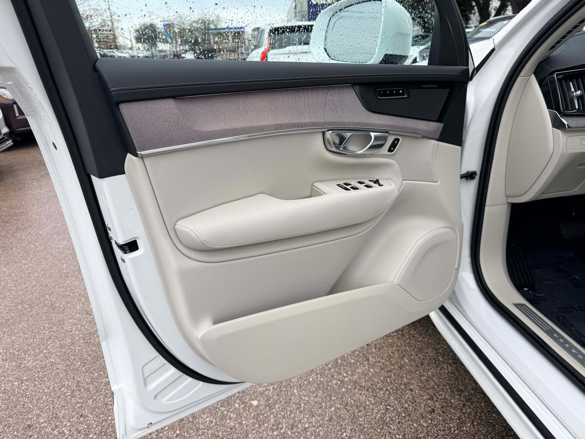 2026 Volvo XC90 plug-in hybrid - Image 10