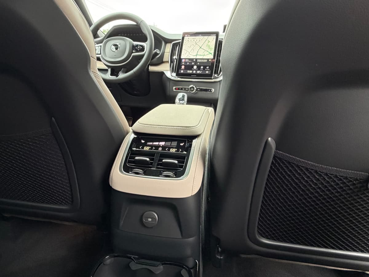 2026 Volvo XC90 plug-in hybrid - Image 12