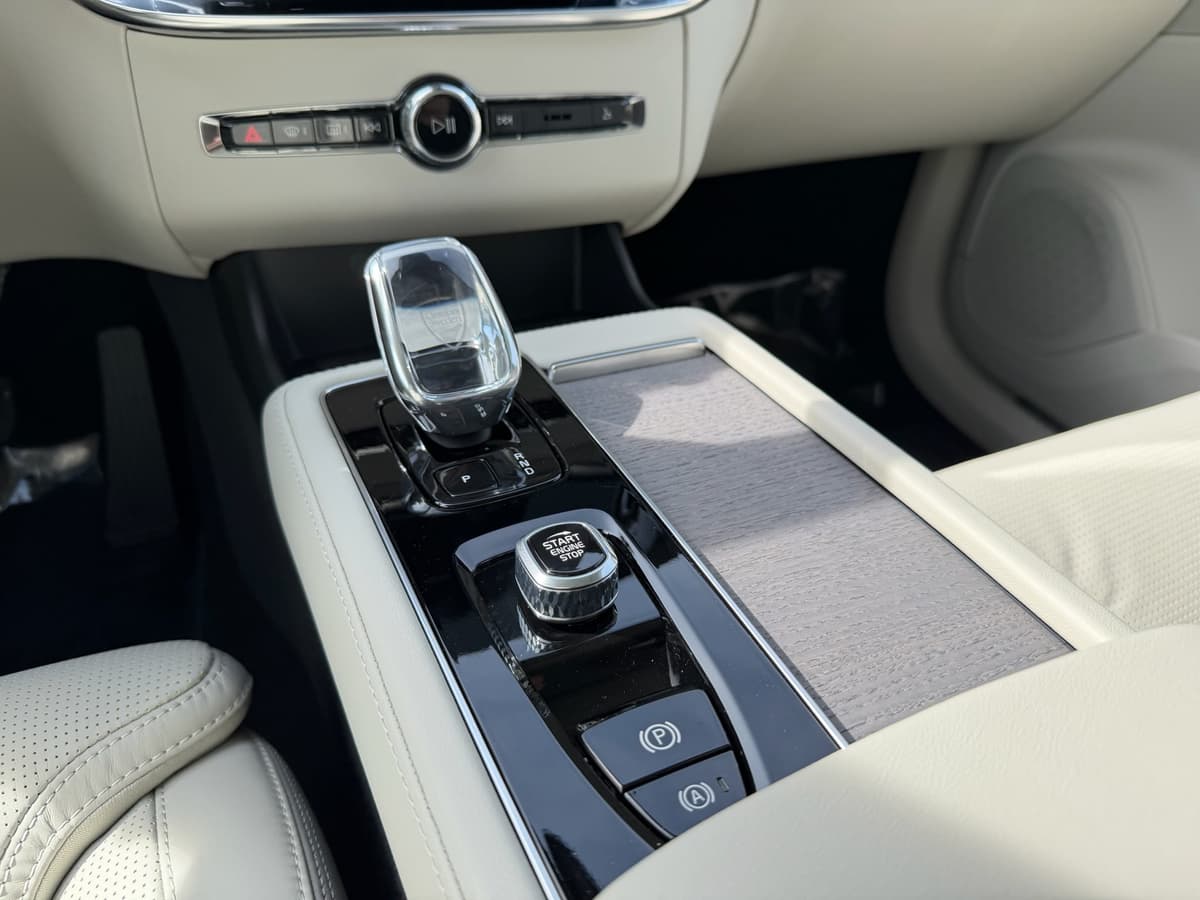 2026 Volvo XC90 plug-in hybrid - Image 13