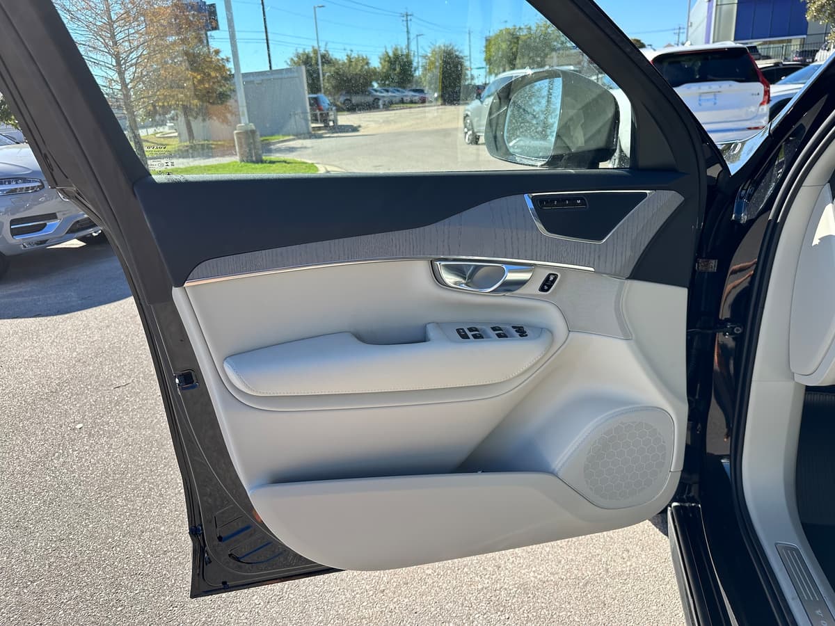 2025 Volvo XC90 - Image 12