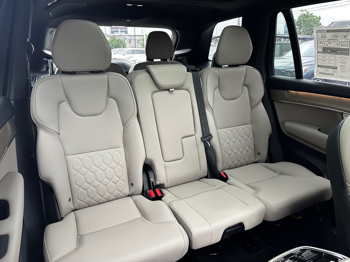 2025 Volvo XC90 plug-in hybrid - Image 10