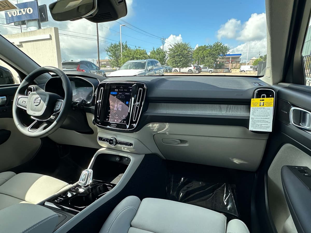 2026 Volvo XC40 - Image 10