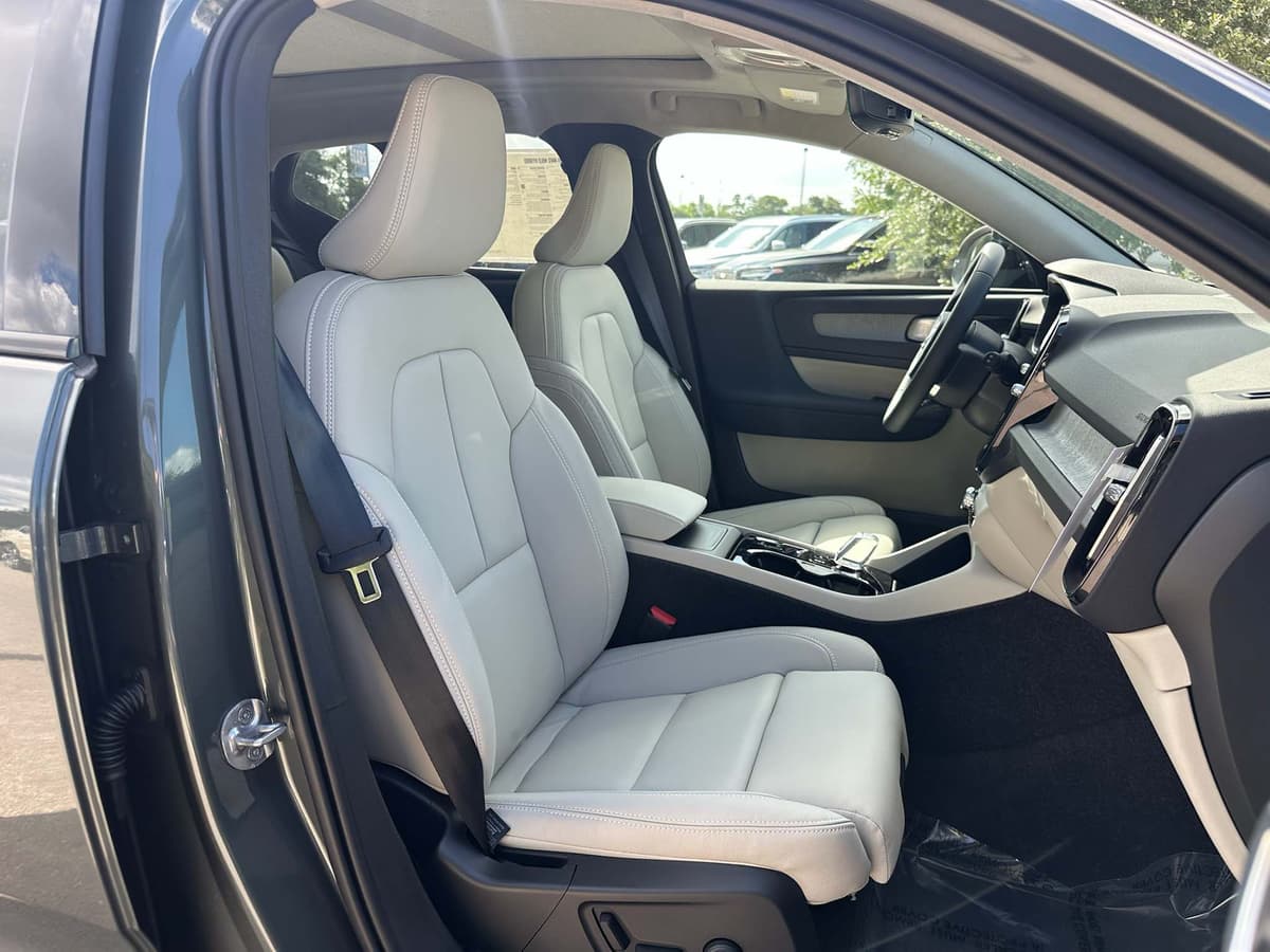 2026 Volvo XC40 - Image 8