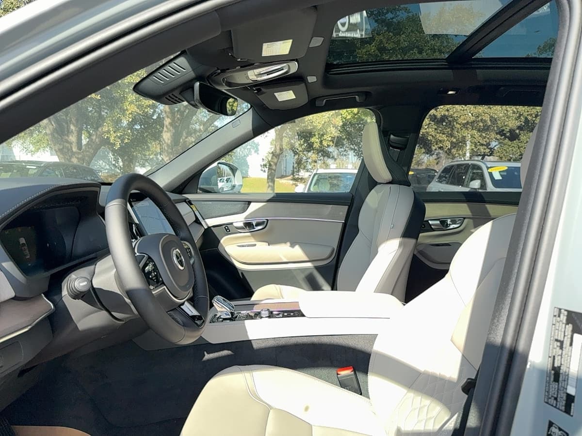 2026 Volvo XC90 - Image 13
