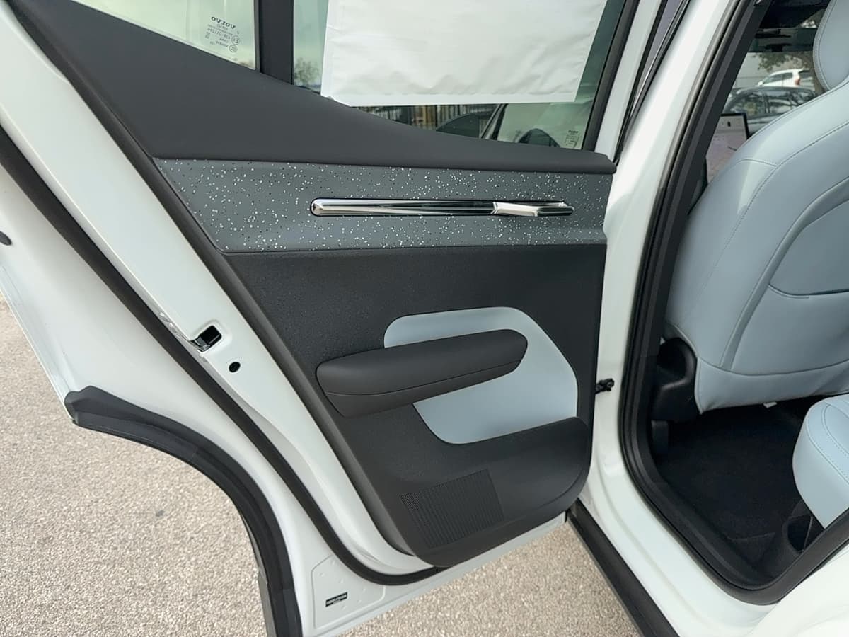 2026 Volvo EX30 - Image 15